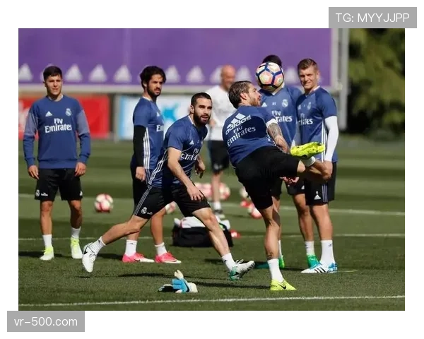 特写：38岁的纳瓦斯赛后与皇家社会小将交换球衣